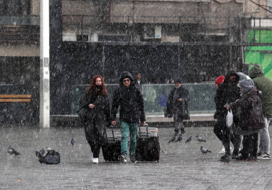 Sağanak Türkiye'yi esir alacak: İstanbul dahil 17 ilde işi olmayan dışarı çıkmasın... Saatlerce sürecek 11