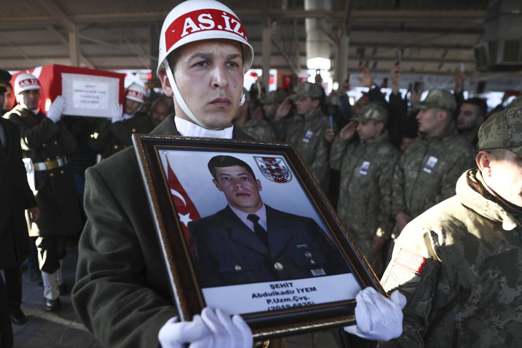 48 saat içinde 12 asker! 7’den 70’e herkes Türkiye şehitlerine ağladı 10