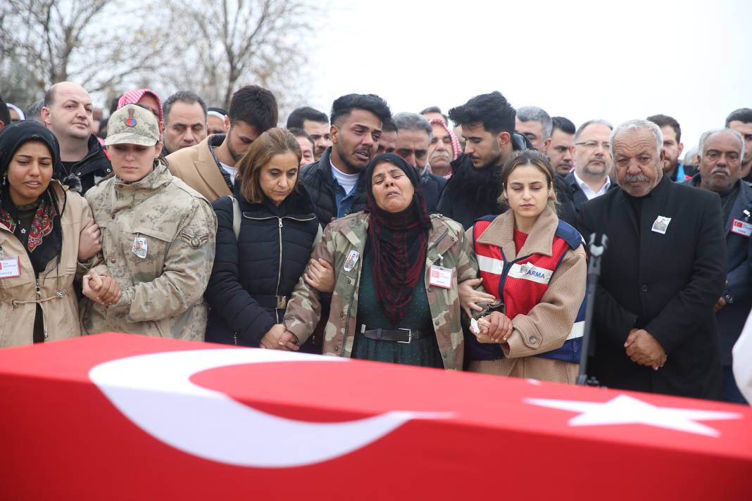 48 saat içinde 12 asker! 7’den 70’e herkes Türkiye şehitlerine ağladı 11