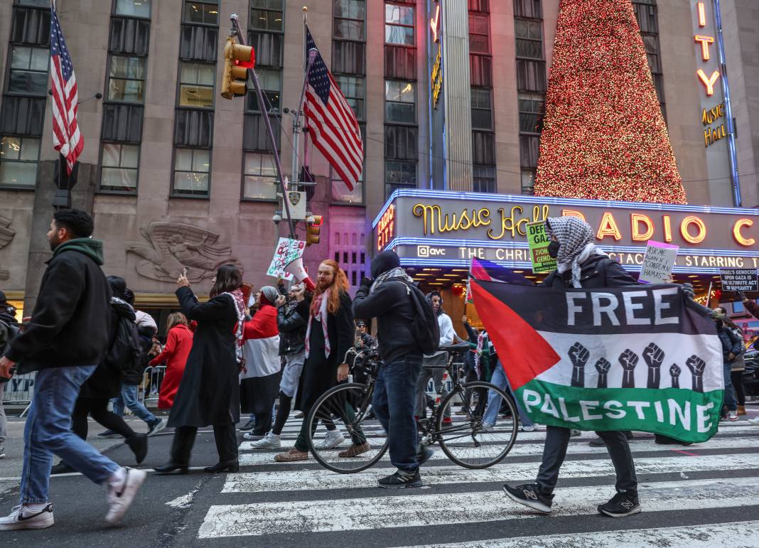ABD Filistin için ayaklandı: Noel kutlaması yerine Filistine destek gösterisi düzenlendi! 12