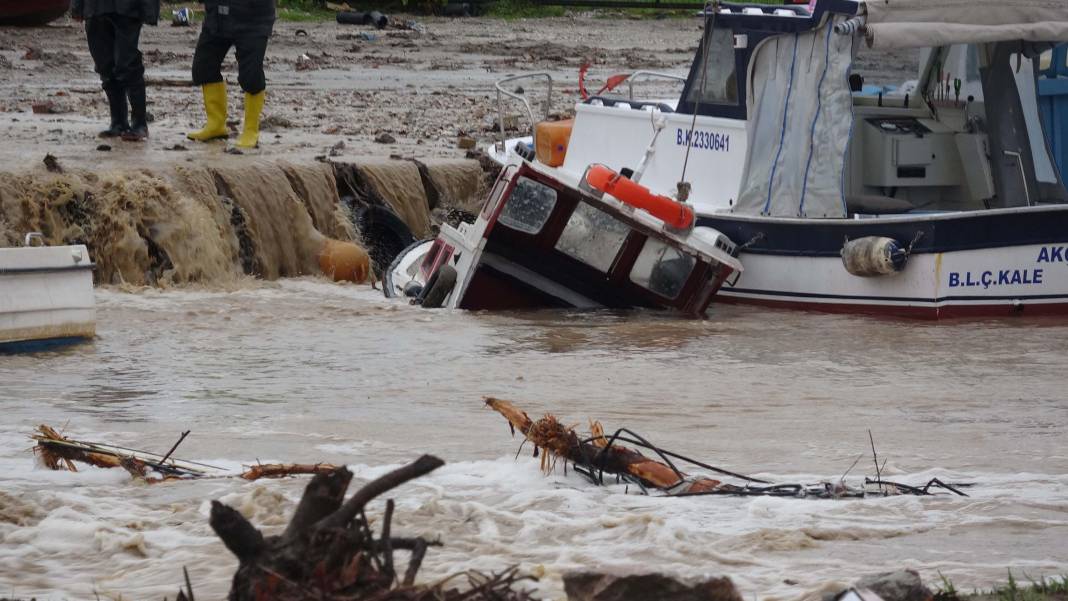 Çanakkale’yi sağanak sonrası sel vurdu! Dereler taştı, otomobiller suya kapıldı, evleri su bastı 8