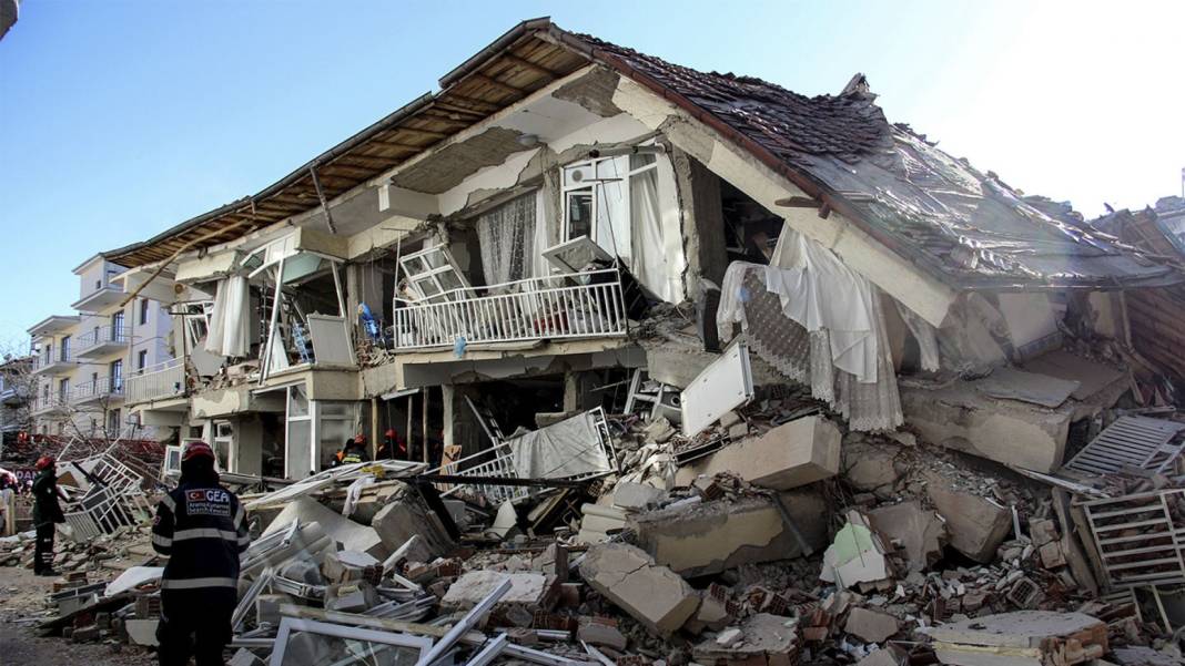 Hakkari'de peş peşe meydana gelen depremlerin ardından Naci Görür'den korkutan uyarı 4