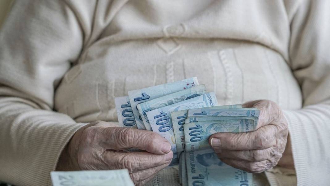 En düşük emekli maaşı için rakam ortaya çıktı: İşte 2024 yılında yapılacak zam oranı 4