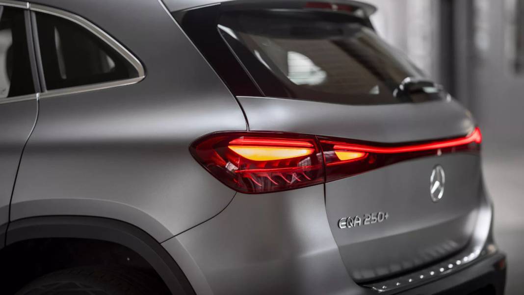 Elektrikli SUV pazarındaki rekabet kızışıyor: İşte yenilenmiş özellikleri ve fiyatıyla 2024 Mercedes EQA... 9