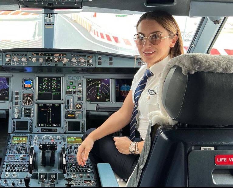 Eski kaptan Sabri Sarıoğlu’nun eşi Yağmur Sarıoğlu kaptan pilot oldu: Mutluluğunu bu sözlerle duyurdu 5