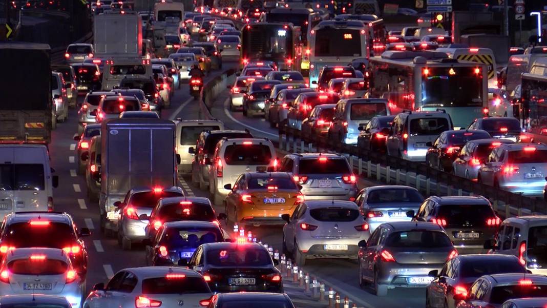 Aracı olan milyonları ilgilendiriyor: Bunu yapmayanın aracı trafikten men edilecek! Trafik sigortasında yeni dönem için son 10 gün 9