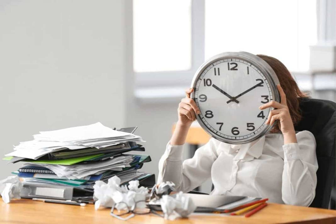 Mesai saatleri tamamen değişti: 4 gün iş 3 gün tatil sistemine geçiliyor! Yeni düzenleme nasıl uygulanacak? 4