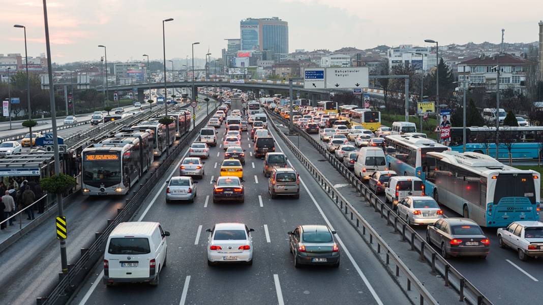 Aracı olan milyonları ilgilendiriyor: Bunu yapmayanın aracı trafikten men edilecek! Trafik sigortasında yeni dönem için son 10 gün 7
