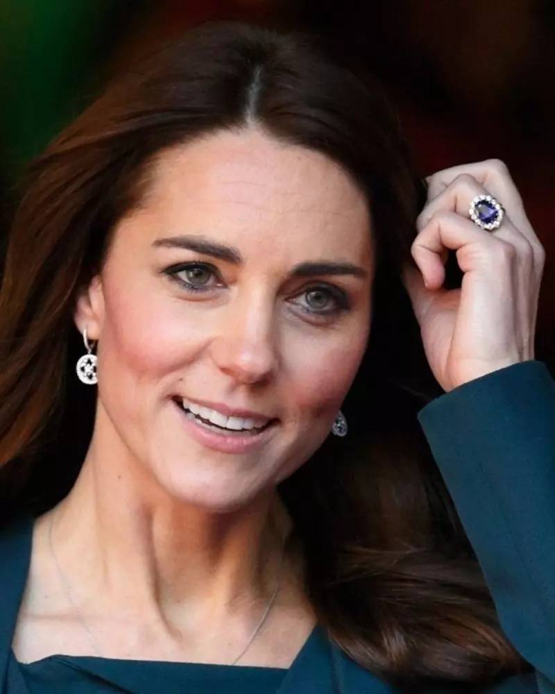 Lanetli nişan yüzüğünün karanlık gizemi: Kate Middleton neden Diana'nın yüzüğünü takıyor? 7