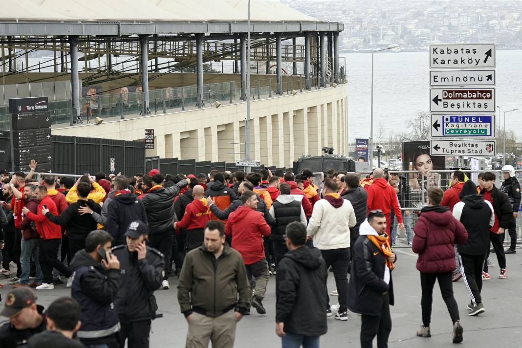 Galatasaray taraftarı, Dolmabahçe'de 2