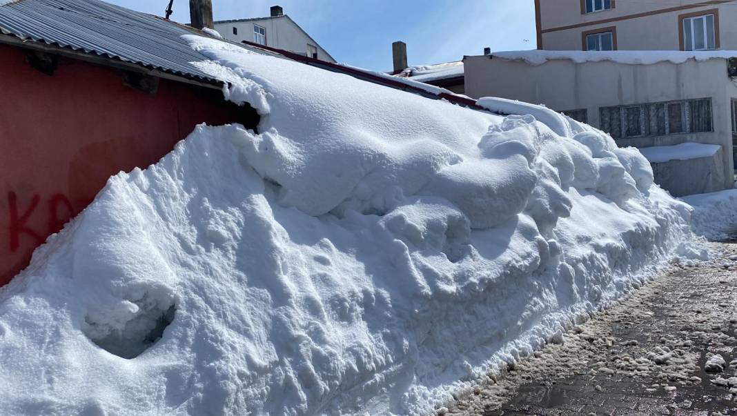 Kar tüm köyü yuttu evlerine girmek için tünel kazdılar 5