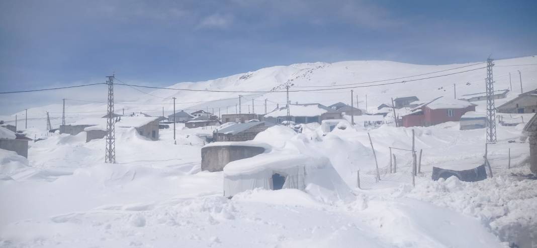 Kar tüm köyü yuttu evlerine girmek için tünel kazdılar 1
