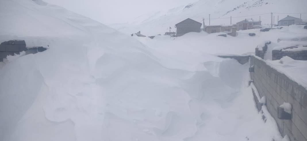 Kar tüm köyü yuttu evlerine girmek için tünel kazdılar 2