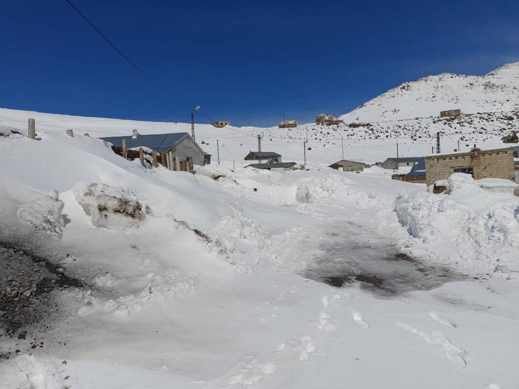 Kar tüm köyü yuttu evlerine girmek için tünel kazdılar 4