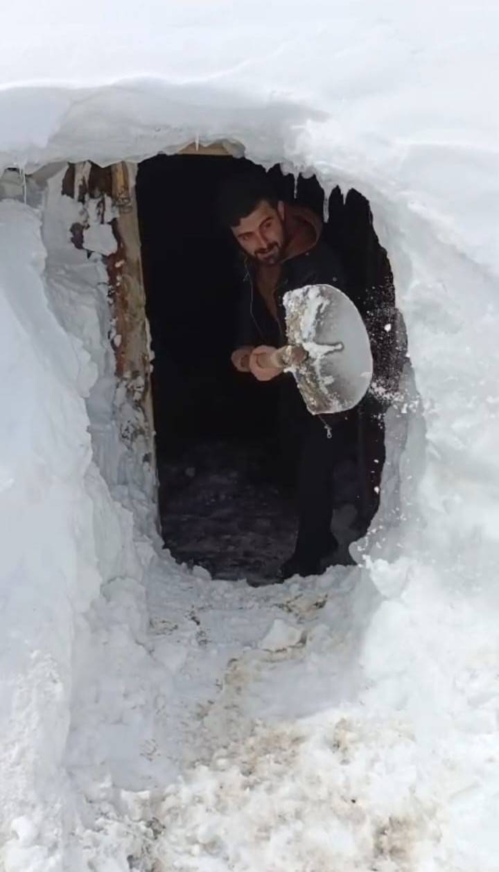 Kar tüm köyü yuttu evlerine girmek için tünel kazdılar 6