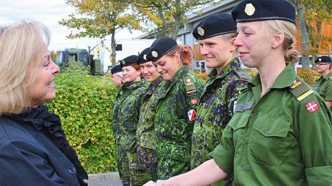 Avrupa ülkesinde kadınlara da zorunlu askerlik getiriliyor: Savaş kapıya dayandı! 3