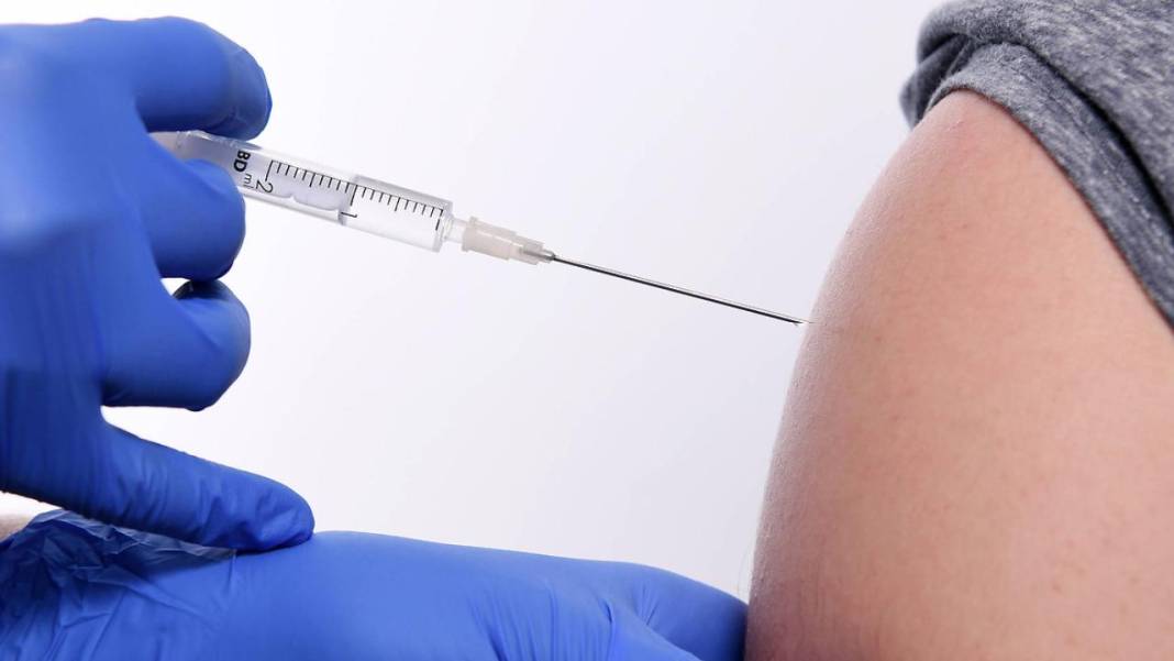 Dünya 29 ayda 217 kez koronavirüs aşısı yaptıran kişiyi konuşuyor 3