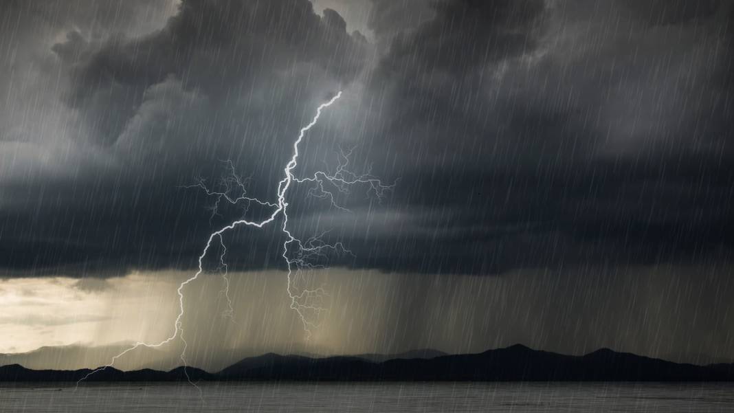 Meteoroloji tek tek uyardı: Sağanak yağış Türkiye'yi vuracak 13