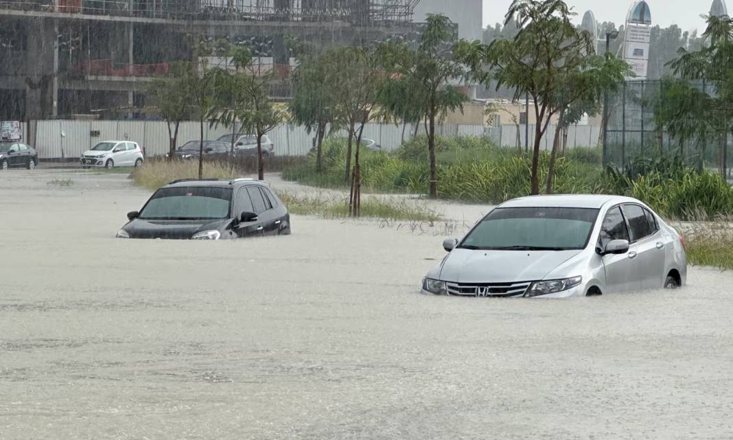 Yapay yağmur yağdıran Dubai sele gömüldü: Şehir tanınmaz hale geldi 11