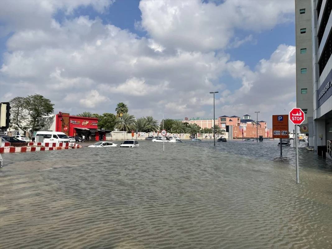 Yapay yağmur yağdıran Dubai sele gömüldü: Şehir tanınmaz hale geldi 10
