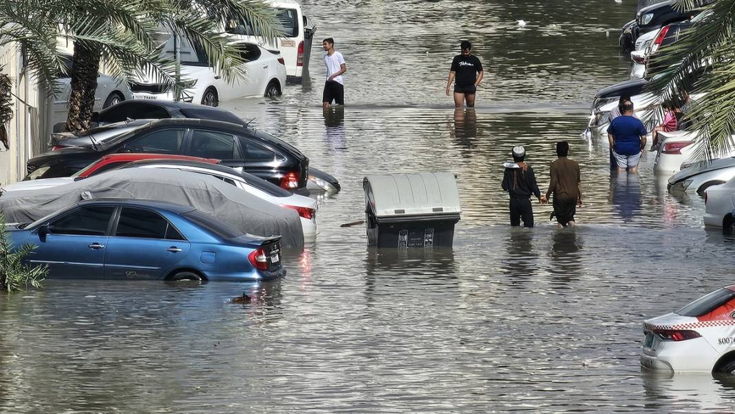 Yapay yağmur yağdıran Dubai sele gömüldü: Şehir tanınmaz hale geldi 8