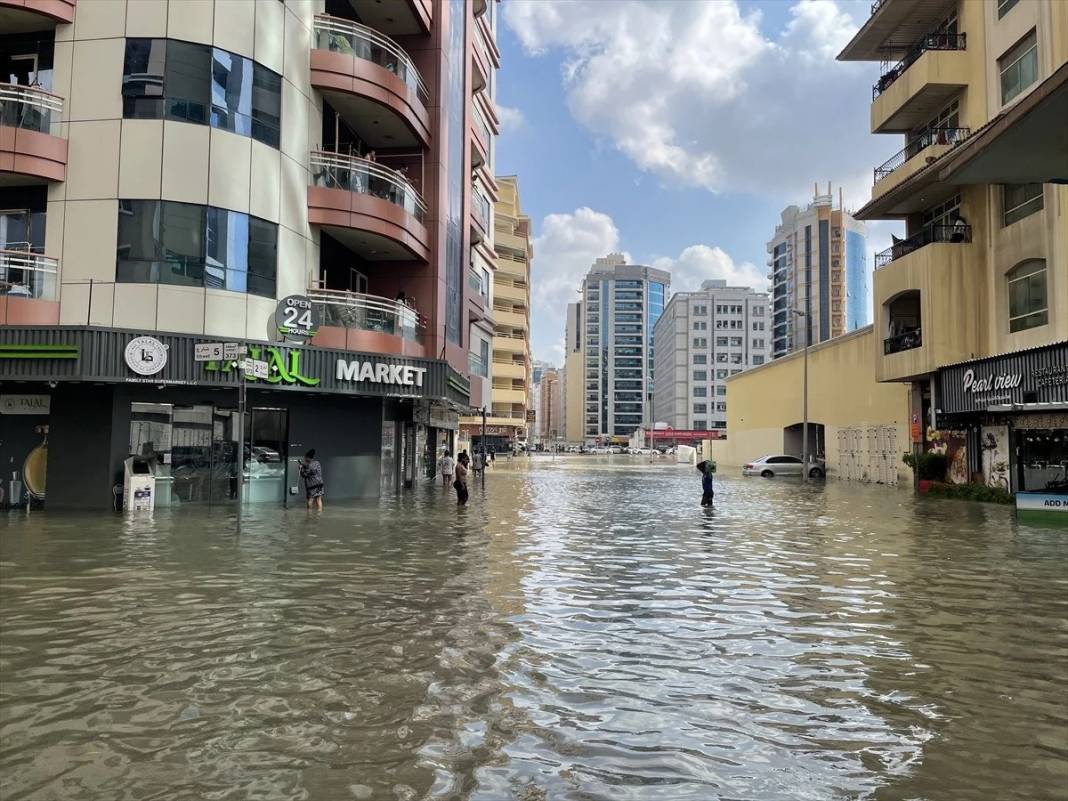 Yapay yağmur yağdıran Dubai sele gömüldü: Şehir tanınmaz hale geldi 9