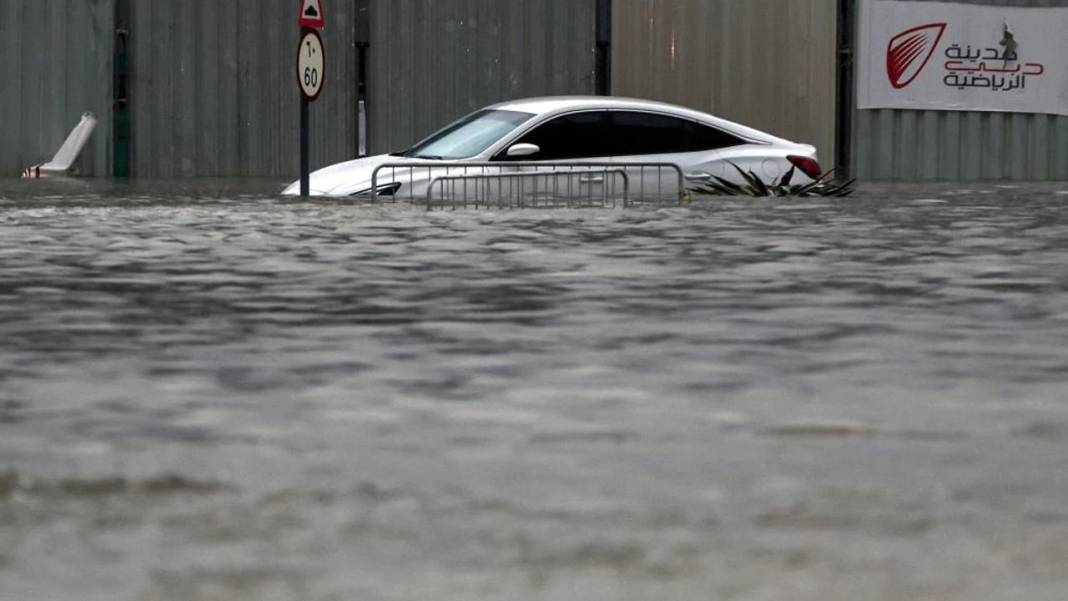 Yapay yağmur yağdıran Dubai sele gömüldü: Şehir tanınmaz hale geldi 7