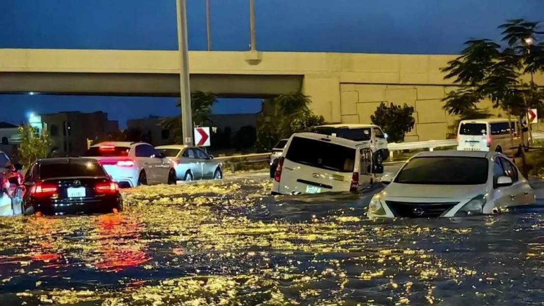 Yapay yağmur yağdıran Dubai sele gömüldü: Şehir tanınmaz hale geldi 6
