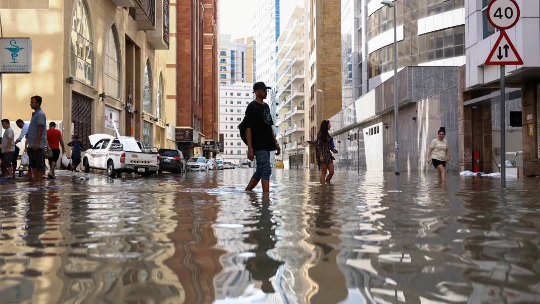 Yapay yağmur yağdıran Dubai sele gömüldü: Şehir tanınmaz hale geldi 3