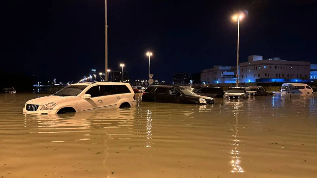 Yapay yağmur yağdıran Dubai sele gömüldü: Şehir tanınmaz hale geldi 5