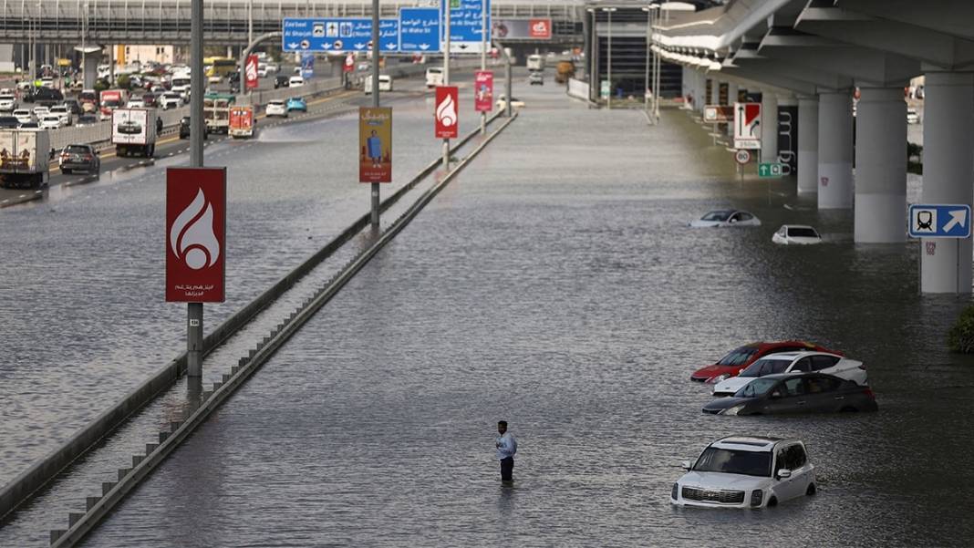 Yapay yağmur yağdıran Dubai sele gömüldü: Şehir tanınmaz hale geldi 12