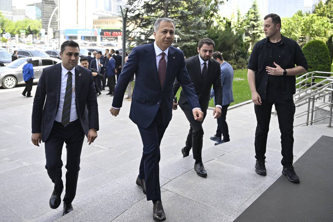 AKP ile Yerlikaya arasında kılıçlar çekildi! Biri şov dedi diğeri mücadele 1