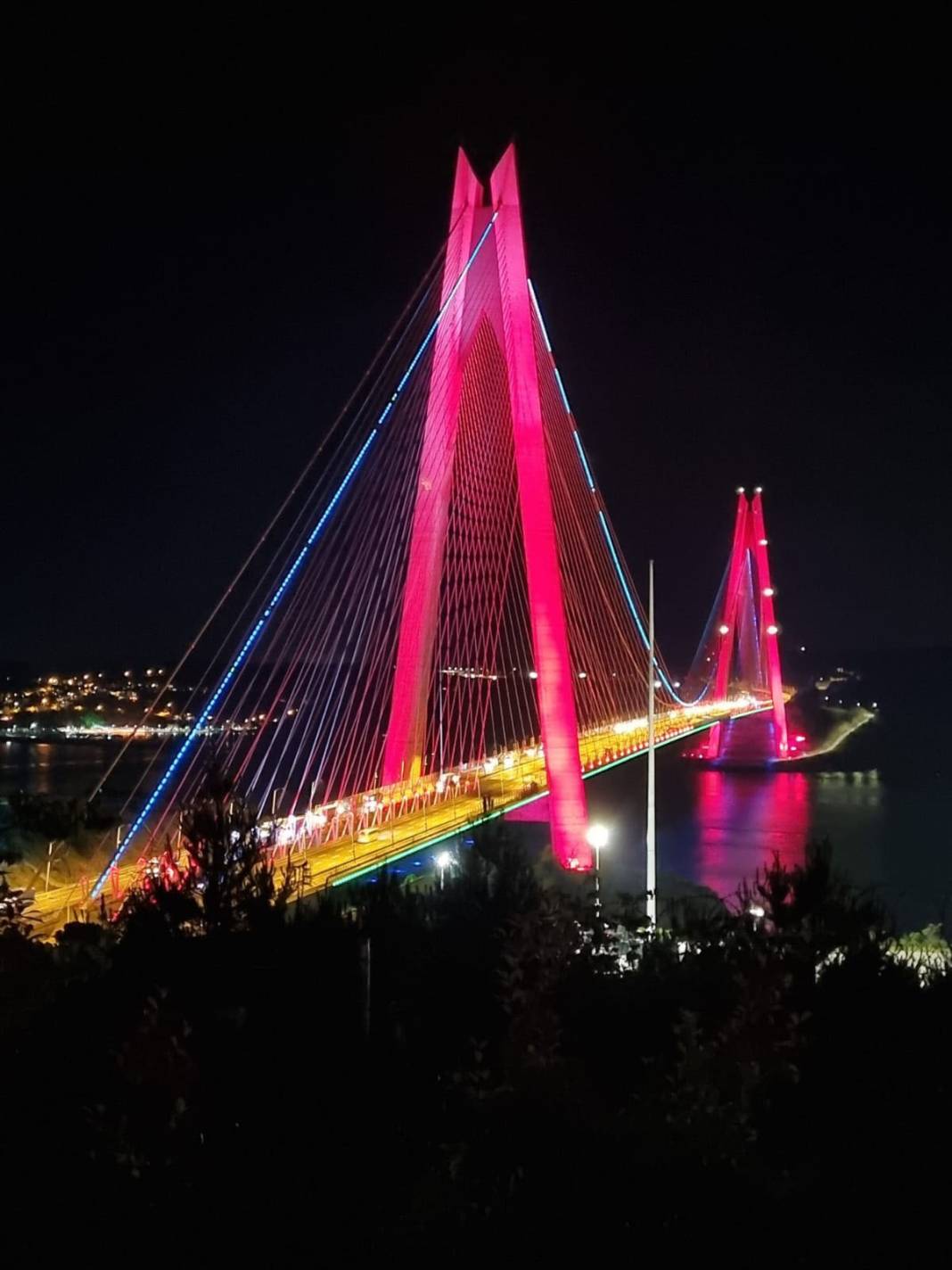 Köprüler Azerbaycan bayraklarının renkleri ile aydınlatıldı 1
