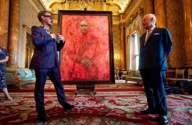 Kral Charles’in portresi neden o kadar kırmızı? 1