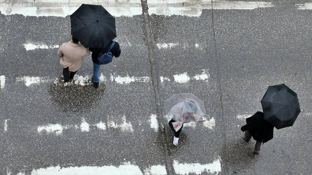 Bunaltıcı sıcaklar yurdu terk ediyor. O illeri sağanak vuracak 6