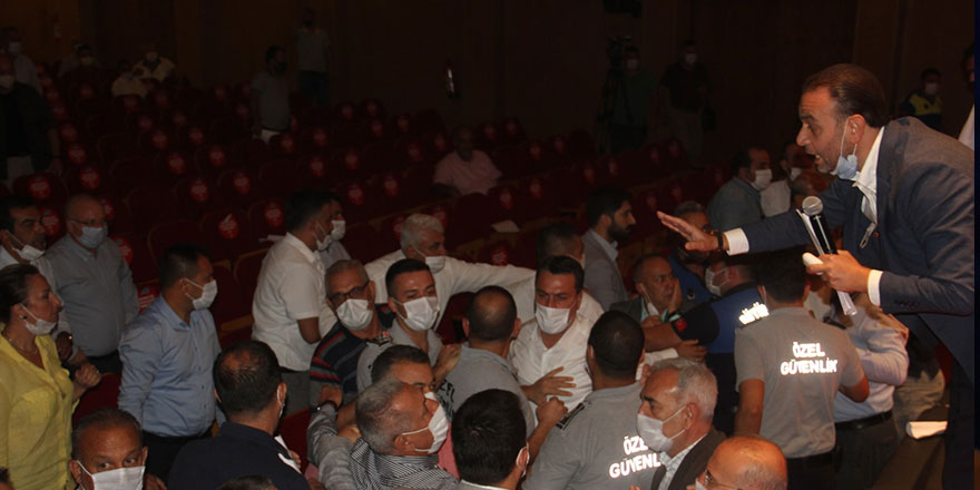 Adana'da Belediye Meclisi karıştı: Belediye Başkanı'nın dişleri kırıldı!