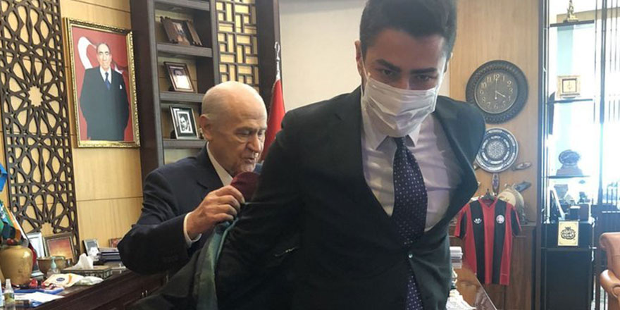 Devlet Bahçeli'nin cübbesini giydirdiği genç avukat kim?