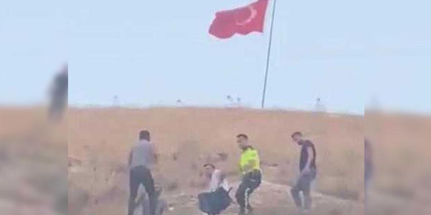Türk bayrağını indirmeye çalışınca ortalık karıştı, ilçe ayağa kalktı