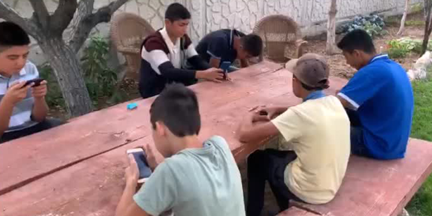 CHP'li Yıldırım Kaya evinin bahçesini interneti olmayan çocuklara açtı