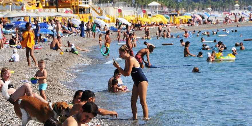 Deniz suyu havadan sıcak olunca...  Antalya Ekim dinlemiyor!