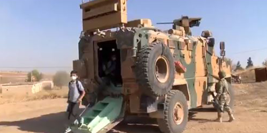 Türk askeri Suriye'deki çocukları zırhlı araçla okula götürüyor