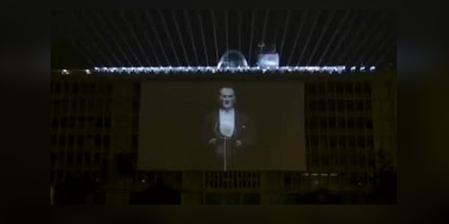 Ekrem İmamoğlu'ndan Atatürk hologramı: İstanbul'un birçok yerinde aynı anda yayınlandı!