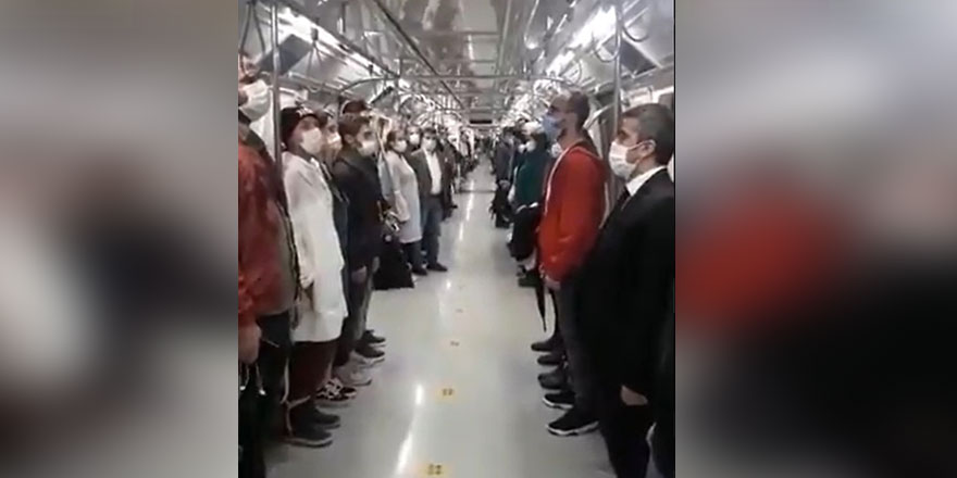 İstanbul'da metroda duygulandıran görüntüler: Saat 19.23 olunca herkes ayağa kalktı
