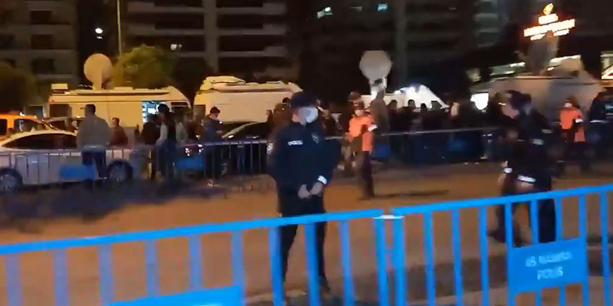 Cumhurbaşkanı Erdoğan'ın İzmir'deki deprem sonrası bölgeyi ziyaretinde cadde kapatıldı