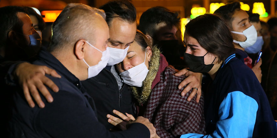 İzmir depreminde 34 kişiye mezar olan Rıza Bey Apartmanı önünde yürek yakan görüntüler