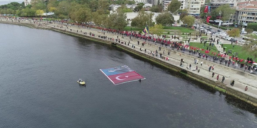 Kadıköy'de 9'u 5 geçe Atatürk'e saygı zinciri