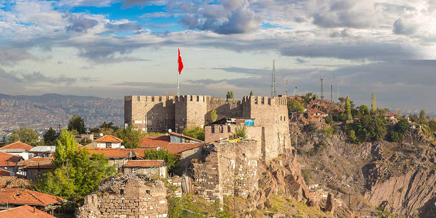 Ankara kalesi'nde derin çatlaklar oluştu