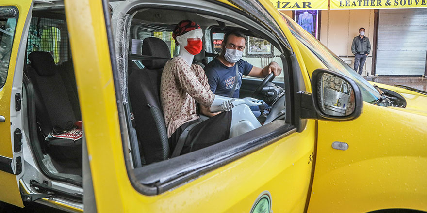 Antalya'da taksiciler cansız mankenle korona virüs önlemi aldı!