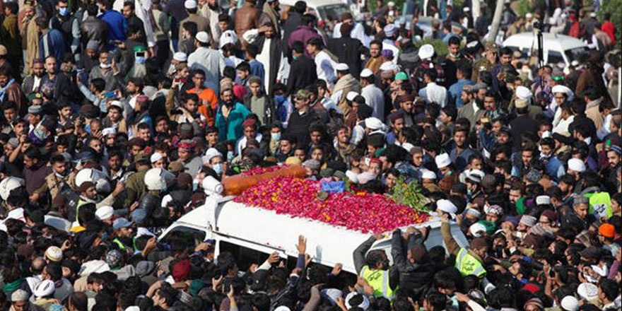 Pakistan'da yasağa rağmen Hadim Hüseyin Rizvi için mahşeri kalabalık!