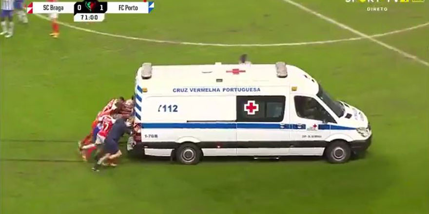 Portekiz'de Braga Porto maçında ilginç anlar! Ambulans arızalanınca iş futbolculara düştü  